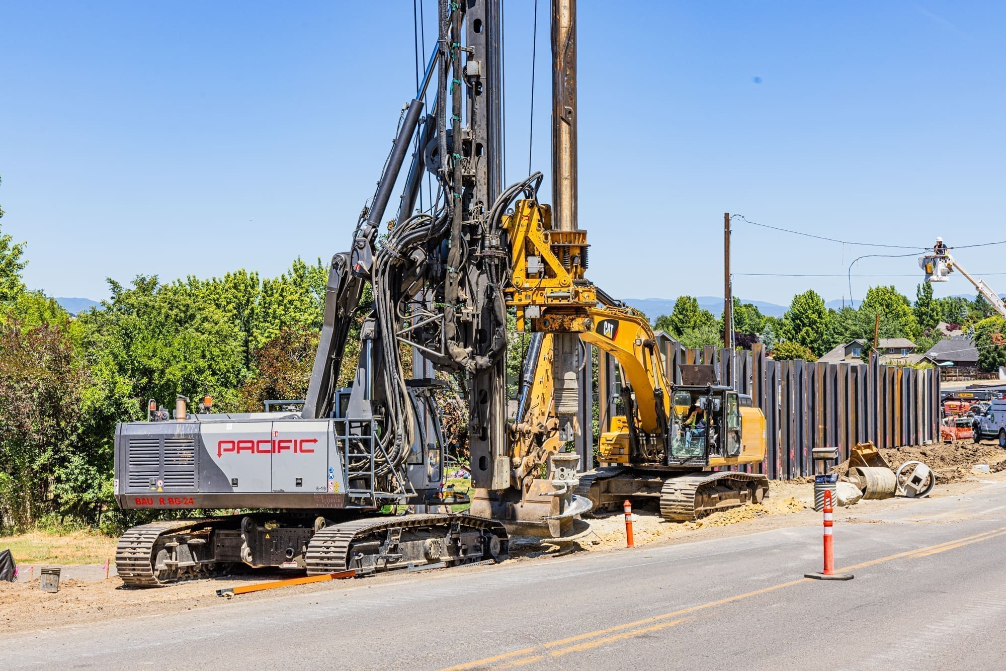 A Hutte micropiling rig installs micropiles next to the South wall of the Oregon Capitol building